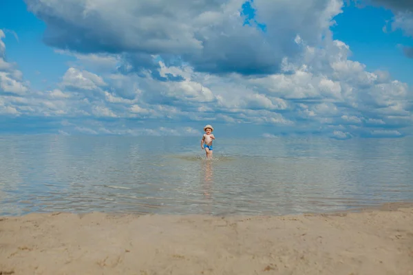 Χαριτωμένο Παιδί Που Τρέχει Από Κύματα Της Θάλασσας Στην Παραλία — Φωτογραφία Αρχείου