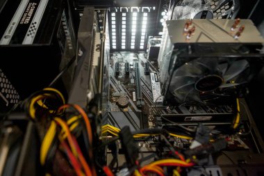 Kyiv, Ukrayna - 17 Ağustos 2019: Kişisel bilgisayar güç kaynağı ana kartı, kablolar, diskler, fan PC servisi