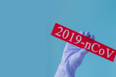 Kadın elleri 2019-nCov ve Coronavirus yazıtlarını tutuyor..