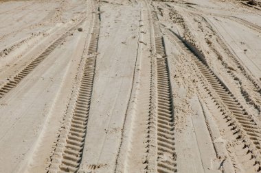 Kumsaldaki lastik izleri..