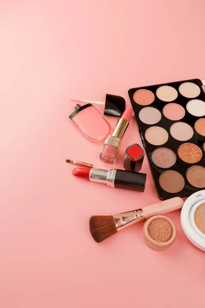 Olika Makeup Produkterpå Rosa Bakgrund Med Copyspace — Stockfoto