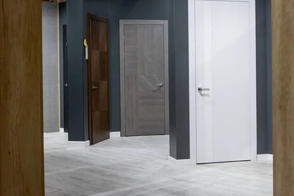 Mobilya mağazasında farklı renkte kapılar ve tasarım örnekleri.