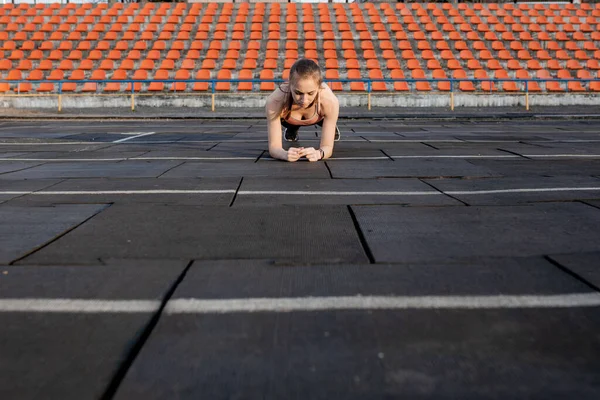 Atleta Feminina Preparando Pernas Para Treino Cardio Corredor Fitness Fazer — Fotografia de Stock