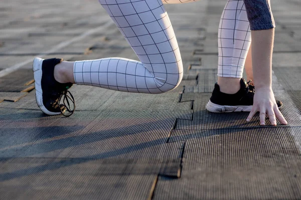 Female Sprinter Waiting Start Airport Runway — Stock Photo, Image