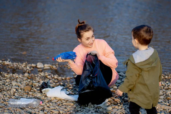 Junge Frau Mit Ihrem Sohn Sammelt Plastikmüll Einem Müllsack Fluss — Stockfoto