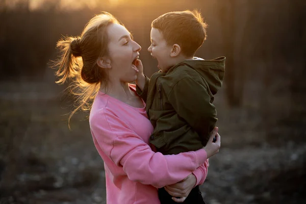 Nahaufnahme Einer Reizenden Mutter Und Ihres Sohnes Die Spaß Freien — Stockfoto