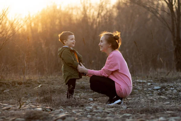 Hermosa Madre Jugando Con Hijo Naturaleza Contra Atardecer Concepto Del —  Fotos de Stock