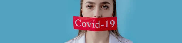 Doktor Žena Ukazuje Červený Papír Mesaage Coronavirus Modrém Pozadí Světová — Stock fotografie