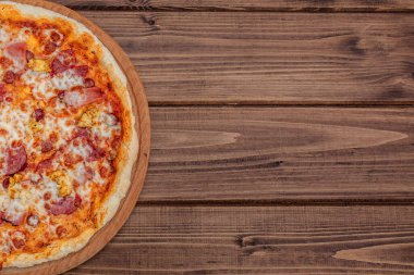 Pizza Mozzarella peynir, salam, Domates, biber Baharatlar İtalyan pizza ile