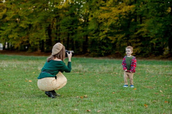 Mulher Fotógrafa Fotografa Criança Para Passar Fora Parque — Fotografia de Stock