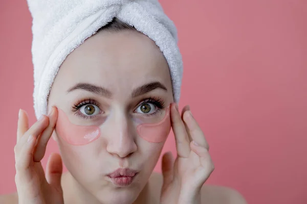 Retrato Mulher Beleza Com Manchas Nos Olhos Sobre Fundo Rosa — Fotografia de Stock