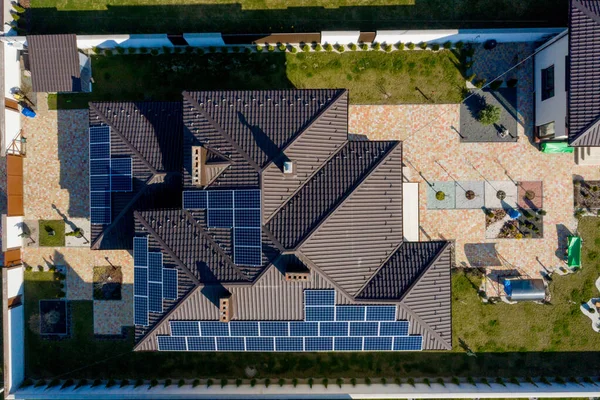 Nowy Dom Ogrodem Panelami Słonecznymi Dachu — Zdjęcie stockowe