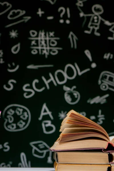 Boek Stapel Een Groene Schoolbord Achtergrond Terug Naar School Concept — Stockfoto