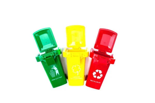 Tres Cubos Reciclaje Colores Aislados Sobre Fondo Blanco —  Fotos de Stock