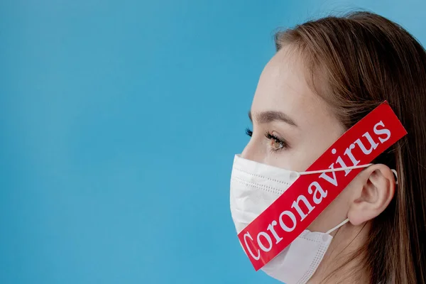 Doctora Mujer Con Máscara Quirúrgica Apuntando Papel Rojo Con Mesaage —  Fotos de Stock