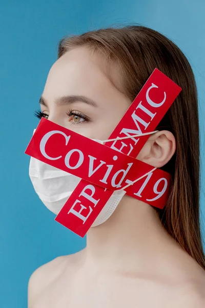 Doctora Mujer Con Máscara Quirúrgica Apuntando Papel Rojo Con Mesaage —  Fotos de Stock