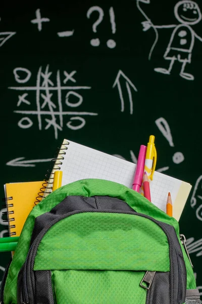 教育の概念 黒板の背景に緑のバックパック ノートブック 学校用品 — ストック写真