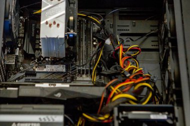 Kyiv, Ukrayna - 17 Ağustos 2019: Kişisel bilgisayar güç kaynağı ana kartı, kablolar, diskler, fan PC servisi