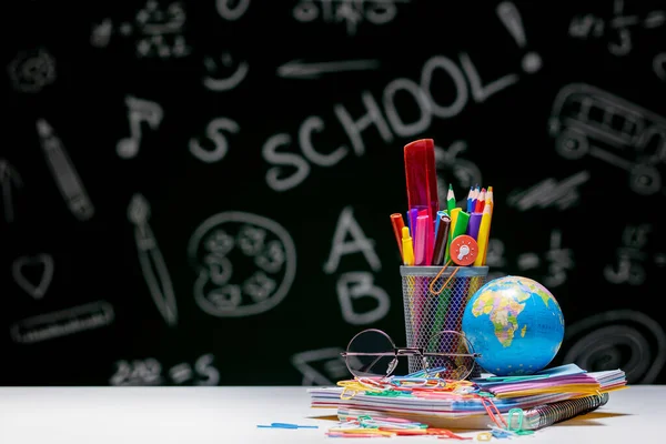 Fondo Escolar Con Accesorios Papelería Libros Globo Lápices Varios Artículos —  Fotos de Stock