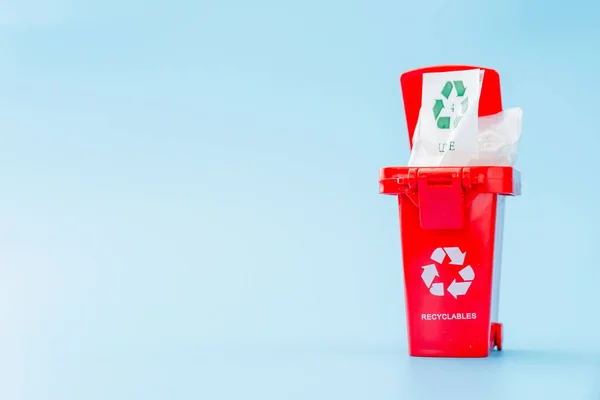 Bac Recyclage Rouge Sur Fond Bleu — Photo