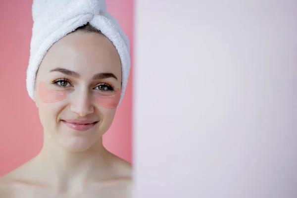 Porträtt Skönhetskvinna Med Ögonlappar Rosa Bakgrund Woman Beauty Face Mask — Stockfoto