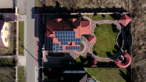 Nova Casa Com Jardim Painéis Solares Telhado — Vídeo de Stock