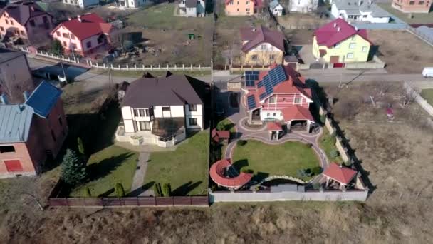 乌克兰住宅区房屋的航拍图 其中一些房屋的屋顶面板上有建筑物 — 图库视频影像