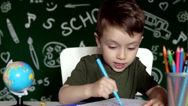 Niño Lindo Haciendo Tarea Chico Listo Dibujando Escritorio Colegial Dibujo — Vídeos de Stock