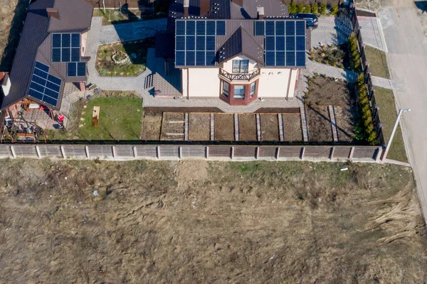 Nytt Hus Med Trädgård Och Solpaneler Taket — Stockfoto