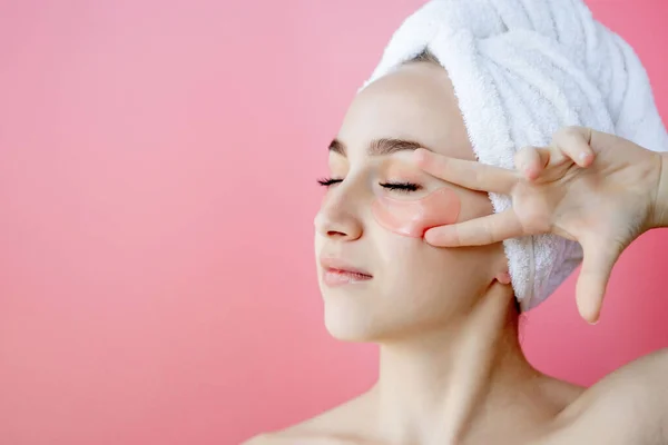 Porträtt Skönhetskvinna Med Ögonlappar Rosa Bakgrund Woman Beauty Face Mask — Stockfoto