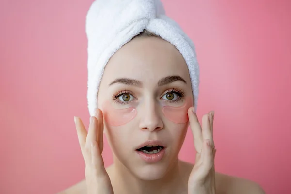 Retrato Mulher Beleza Com Manchas Nos Olhos Sobre Fundo Rosa — Fotografia de Stock