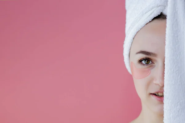 Porträtt Skönhetskvinna Med Ögonlappar Rosa Bakgrund Woman Beauty Face Mask — Stockfoto