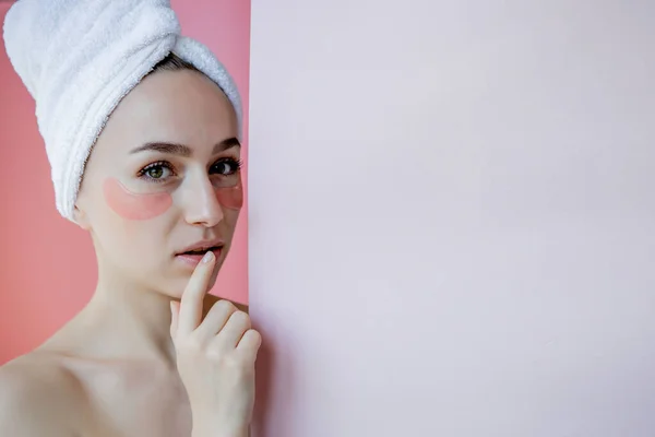 Portré Szépség Szem Foltok Rózsaszín Háttér Szépségarc Maszkkal Szeme Alatt — Stock Fotó