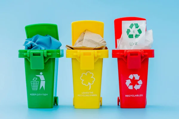 Gelbe Grüne Und Rote Papierkörbe Mit Recyclingsymbol Auf Blauem Hintergrund — Stockfoto