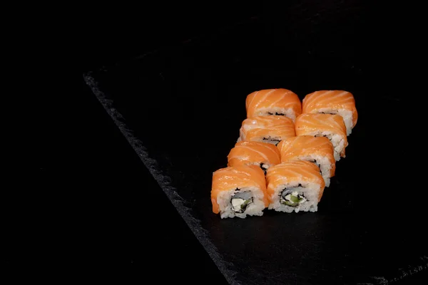 Filadelfia Rollo Con Salmón Queso Pepino Sobre Fondo Negro Sushi —  Fotos de Stock