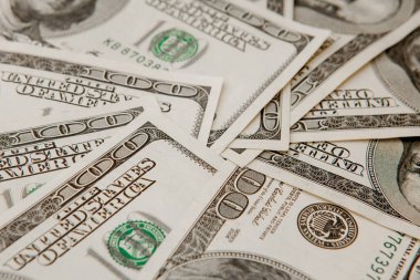 Dağıtılmış dolar banknotlarının arkaplanı soyut ve kusursuz. renklendirilmiş resim.