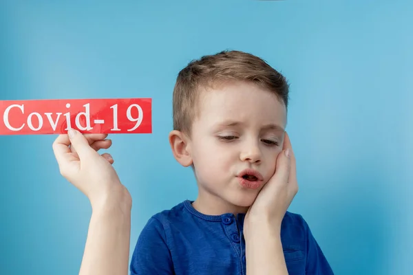 Little Boy Pointing Red Paper Mesaage Coronavirus Blue Background World — Stock Photo, Image