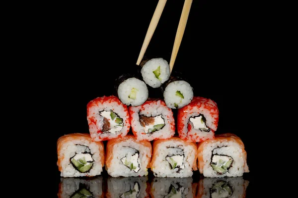 Filadelfia Rollo Con Salmón Queso Pepino Sobre Fondo Negro Con —  Fotos de Stock