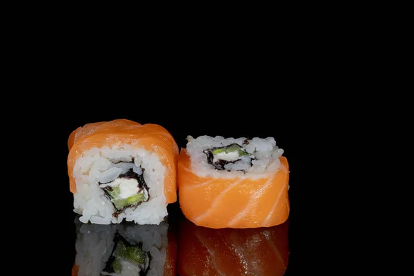 Philadelphia Roll Salmon Cheese Cucumber Black Background Reflection Sushi Philadelphia — Stock Photo, Image