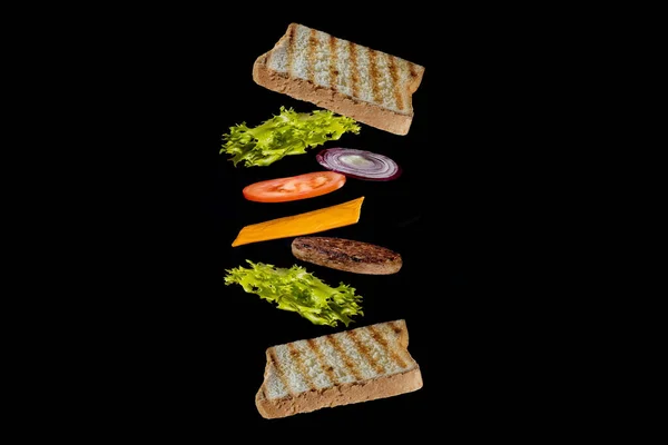 Frisches Sandwich Mit Fliegenden Zutaten Auf Schwarzem Hintergrund Kopierraum Für — Stockfoto