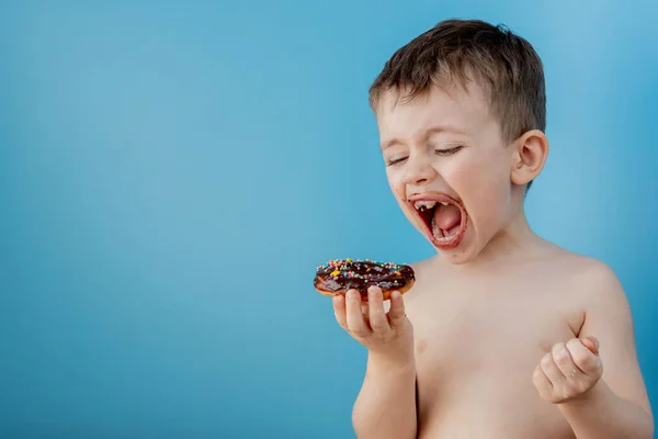 Niño Comiendo Chocolate Donut Sobre Fondo Azul Lindo Niño Feliz — Foto de Stock