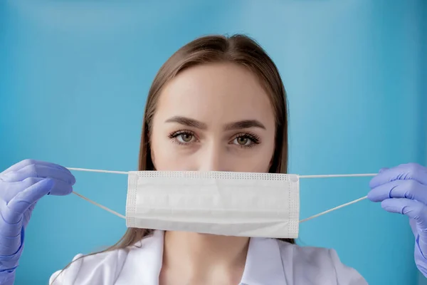 Enfermera Doctora Sonriendo Detrás Máscara Cirujano Retrato Primer Plano Una —  Fotos de Stock