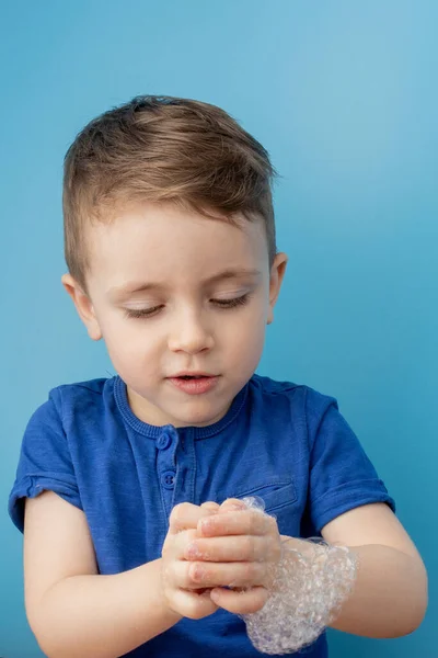 Kind Toont Zijn Handen Met Zeep Schuim Reiniging Hygiëne Concept — Stockfoto