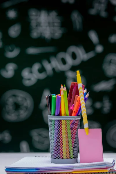 Fondo Escolar Con Accesorios Papelería Libros Globo Lápices Varios Artículos — Foto de Stock