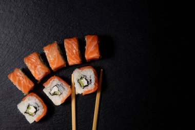 Lezzetli Japon yemek suşisini karanlık arka planda fotokopi alanı ile kapatın..