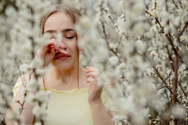 Jong Meisje Snuit Neus Niest Weefsel Voor Bloeiende Boom Seizoensgebonden — Stockfoto