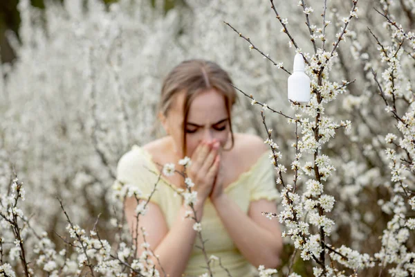 Menina Soprando Nariz Espirrando Tecido Frente Árvore Florescente Alergénios Sazonais — Fotografia de Stock