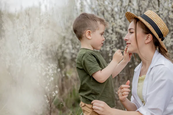 Mãe Filho Felizes Divertirem Juntos Mãe Abraça Suavemente Filho Fundo — Fotografia de Stock