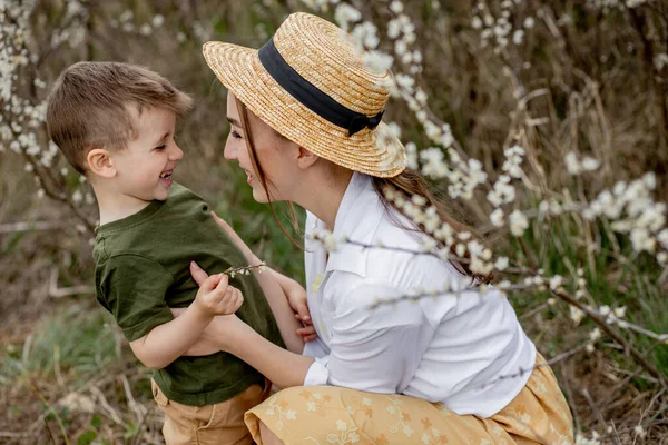 Feliz Madre Hijo Divirtiéndose Juntos Madre Gentilmente Abraza Hijo Fondo —  Fotos de Stock