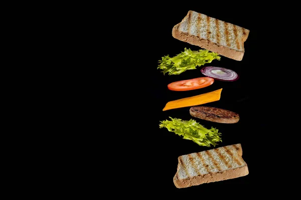 Sandwich Fresco Con Ingredienti Volanti Isolati Fondo Nero Copyspace Testo — Foto Stock